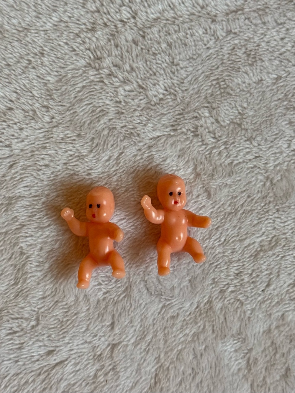 Miniature vtg Plastic Baby Doll Duo - Playset Figures - cake topper vtg